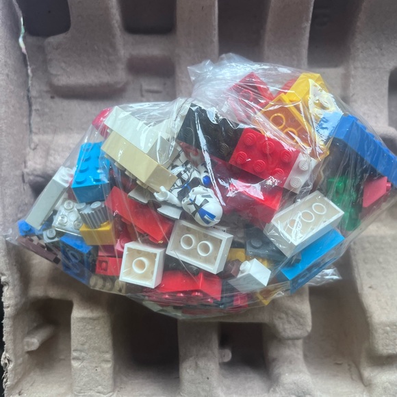 Grab bag Lego pieces. Mixed pieces contains at least one man. As is. - Picture 5 of 5